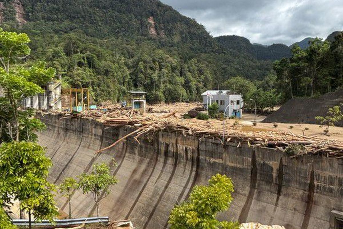 Kondisi Pembangkit Listrik Tenaga Air (PLTA) Sipansihaporas, Tapanuli Tengah pascabencana banjir dan tanah longsor di wilayah Sumatera Utara akhir November. Sejak awal Desember lalu, pembangkit hijau berusia lebih dari 20 tahun ini telah kembali beroperasi penuh setelah sebelumnya sempat dihentikan sementara akibat dampak bencana di wilayah tersebut.