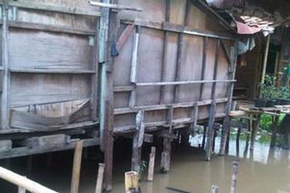 Salah satu rumah di kawasan Kampung Apung yang selalu mengalami kebanjiran, Rabu (10/10/2012). Wilayah ini sudah tergenang banjir selama 20 tahun dan belum ada penanganan serius dari pemerintah.   