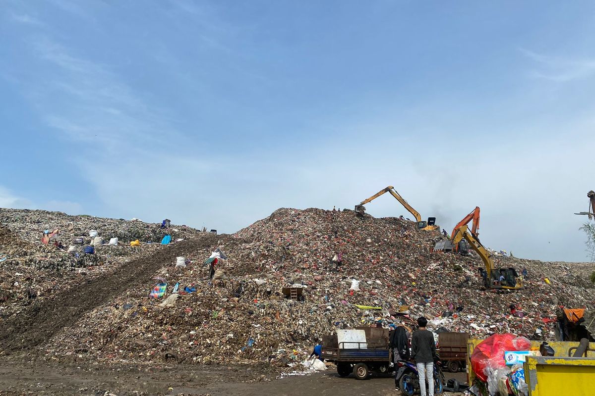 Bukit sampah di Tempat Pembuangan Akhir (TPA) Cipayung, Depok yang sudah mencapai ketinggian 30 meter, Senin (8/1/2024).