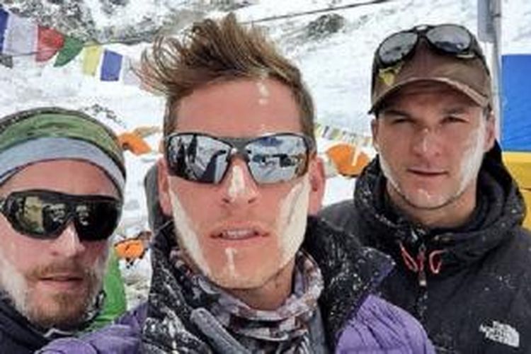 Foto dan Fredinburg (tengah) berpose di base camp Everest yang ditayangkan di akun Instagram miliknya danfredinburg.