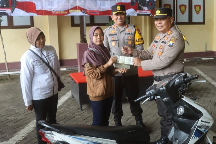 Amalia menerima motornya kembali yang dicuri berkat respons petugas Polres Probolinggo pada Rabu (13/3/2024). kepolisian Resor Probolinggo Jawa Timur Rabu