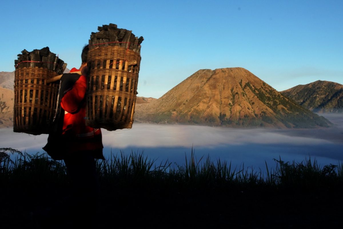 Warga melintas di kawasan wisata Gunung Bromo di Metigen, Desa Ngadisari, Probolinggo, Jawa Timur, Kamis (7/6/2018). Lokasi wisata tersebut menjadi tujuan favorit wisata karena panorama alamnya yang menjadi magnet wisatawan lokal maupun mancanegara.