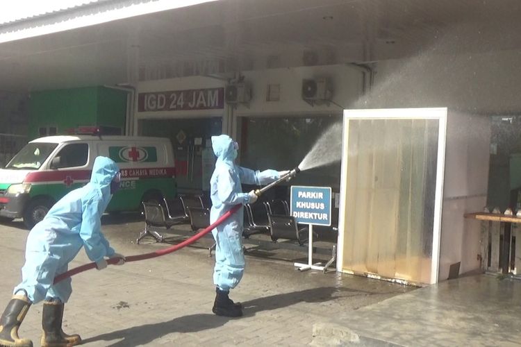 Proses sterilisasi dengan penyemprotan disinfektan di area rumah sakit cahaya Medika (RSCM) Praya Lombok Tengah