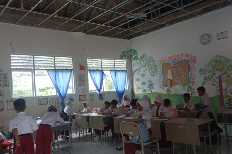Plafon SD di Sebatik Ambruk, Guru Gelisah Tak Konsentrasi Mengajar