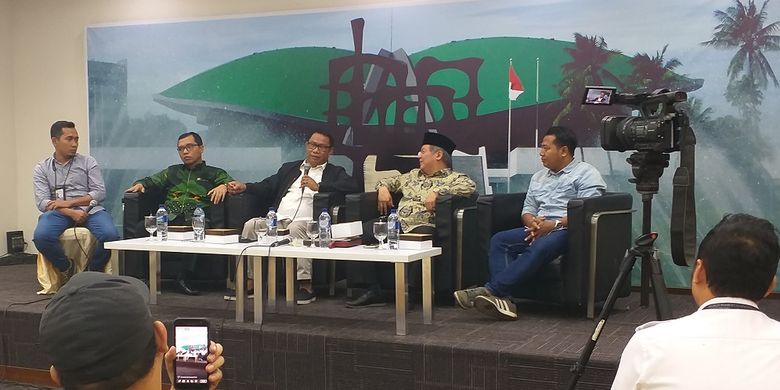 Anggota Fraksi PPP MPR RI Achmad Baidowi (kiri), Ketua Fraksi Gerindara MPR Ri Fary Djemi Francis, anggota Fraksi PDI-P Hendrawan Supratikno, dan pengamat politik UIN Syarif Hidayatullah Ady Prayitno saat diskusi bertema Musyawarah Mufakat untuk Pimpinan MPR di Komplek Parlemen, Senin (22/7/2019).