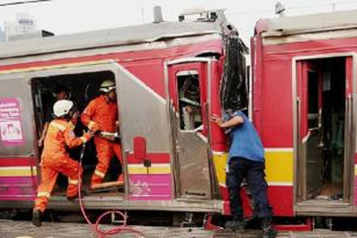 Petugas pemadam kebakaran turun tangan untuk mengevakuasi masinis yang terjepit dalam kecelakaan kereta rel listrik (KRL) lintas Jakarta Kota-Bogor di Stasiun Juanda, Jakarta Pusat, Rabu (23/9). Puluhan penumpang, termasuk masinis, mengalami luka-luka dalam peristiwa tersebut. 