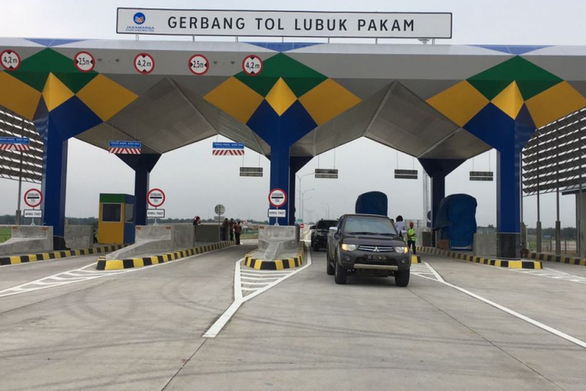 Kondisi aktual Jalan Tol Trans Sumatera ruas Medan-Kuala Namu-Tebing Tinggi. Tampak dalam gambar Gerbang Tol (GT) Lubuk Pakam.