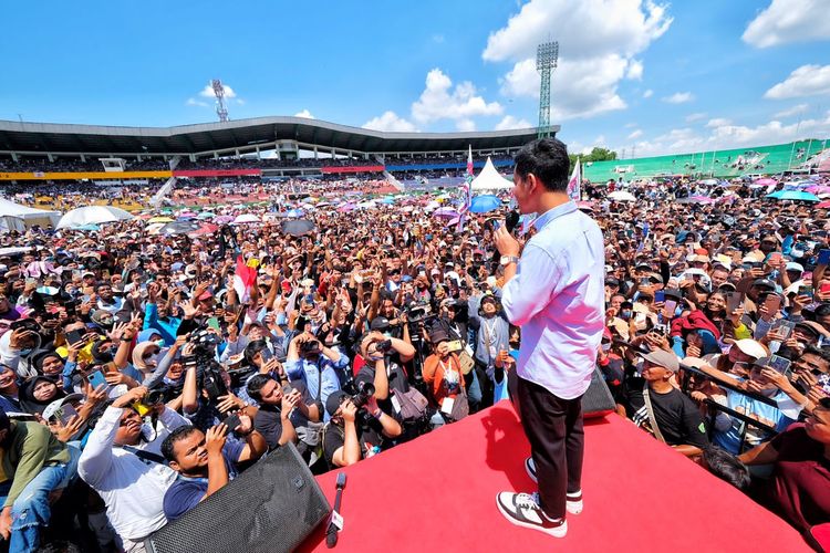 Calon Wakil Presiden (Cawapres) nomor urut 2, Gibran Rakabuming Raka, saat menghadiri acara Hari Ulang Tahun (HUT) Serikat Pekerja Seluruh Indonesia (SPSI) di Stadion Delta, Kabupaten Sidoarjo, Jawa Timur, Minggu (28/1/2024).