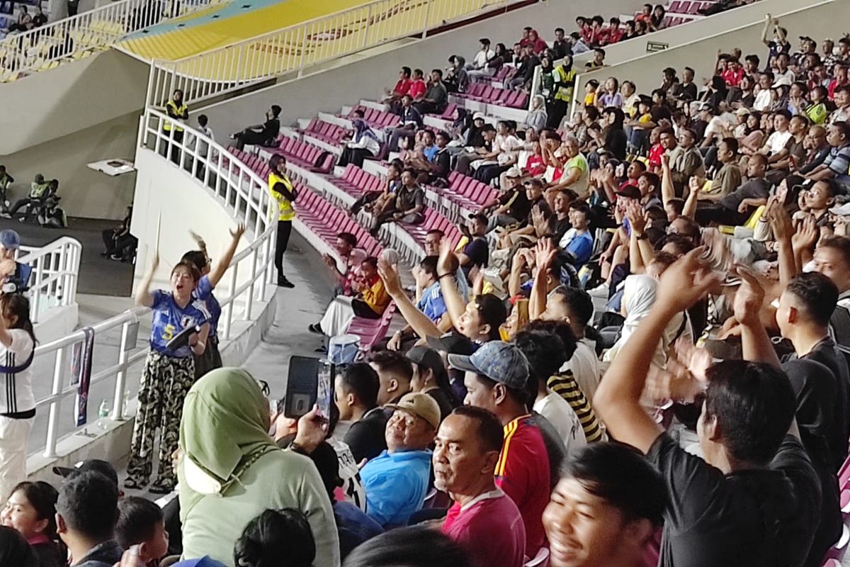 Para pendukung timnas Jepang yang hadir langsung di Stadion Manahan. Jepang melawan Spanyol pada babak 16 besar Piala Dunia U17 2023, Senin (20/11/2023).