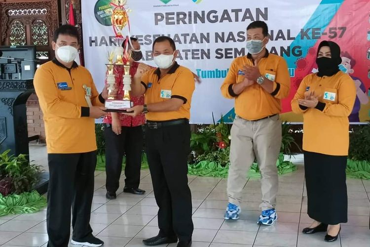 Bupati Semarang Ngesti Nugraha menyerahkan penghargaan untuk penanganan Covid-19.