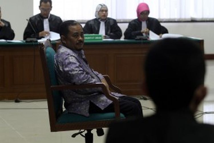 Terdakwa Luthfi Hasan Ishaaq (kiri) menjalani sidang perdana di Pengadilan Tindak Pidana Korupsi Jakarta, Senin (24/6/2013). Luthffi diajukan ke pengadilan karena diduga terlibat dalam kasus suap kuota impor daging sapi di Kementerian Pertanian. 