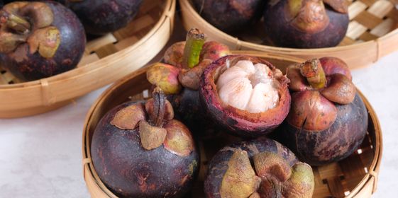 Buah manggis juga termasuk ke dalam superfood khas Indonesia. 