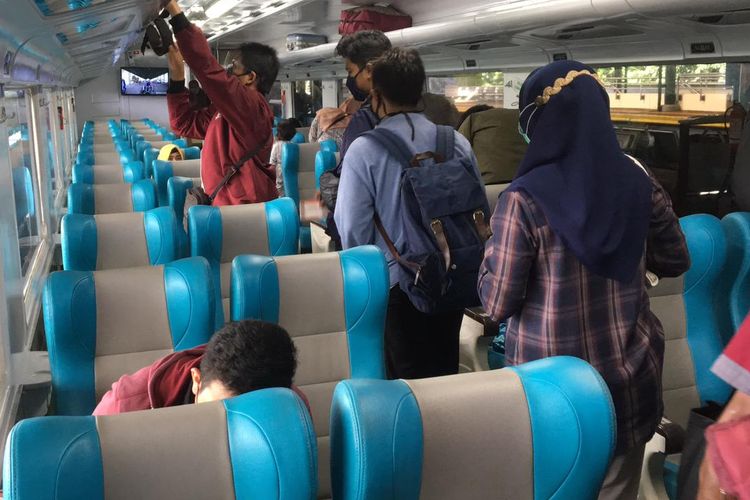 Para penumpang di dalam KA Brawijaya Jakarta-Malang