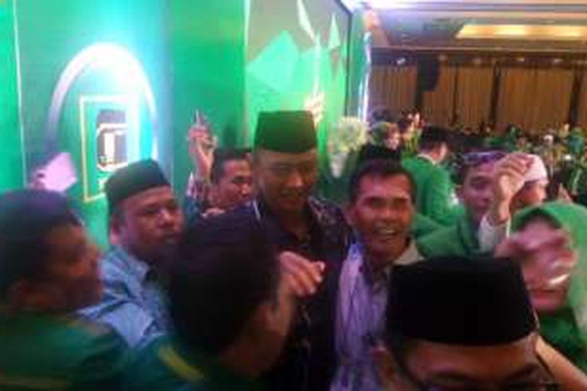 Bakal calon gubernur DKI Agus Harimurti Yudhoyono menjadi idola pada pada Mukernas PPP I di Ancol, Jakarta Utara. Puluhan kader PPP mengerubungi Agus untuk berfoto, Senin (3/10/2016)
