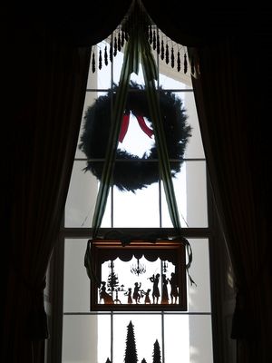 Dekorasi jendela pada Green Room Gedung Putih, Washington DC.