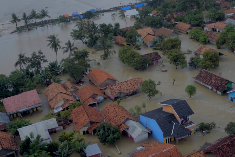 Tangkapan layar pantauan udara dari lokasi bencana jebolnya tanggul Sungai Citarum, Jawa Barat, Senin (22/2/2021).