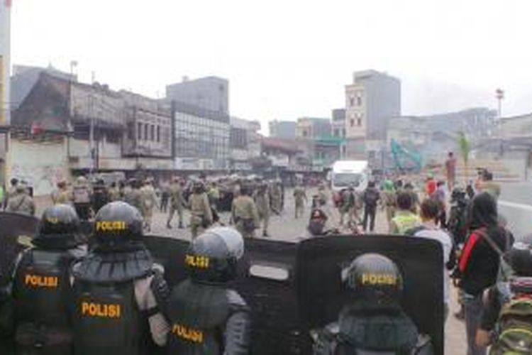 Suasana kericuhan antara aparat keamanan dan warga di kawasan Kampung Pulo Jakarta Timur Kamis,20/08/2015