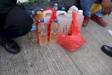 Polisi Sita Ratusan Liter Miras Ilegal yang Dibawa Penumpang Kapal di Kupang