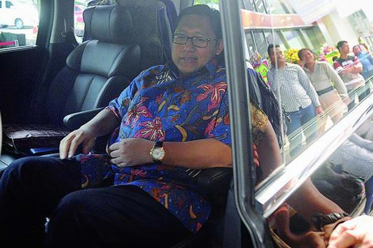 Ketua Umum Partai Demokrat Anas Urbaningrum  seusai mengikuti pelantikan Korps Alumni Himpunan Mahasiswa Islam  di Jakarta, Selasa (5/2). Terkait desakan mundur dari kursi Ketua Umum Parrtai Demokrat, Anas tidak mau menanggapinya. Ia mengatakan lebih berkonsentrasi menjalankan organisasi dan konsolidasi mempersiapkan pencalegan.