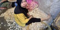 Diupah Rp 60.000 Kupas Bawang hingga Malam, Lansia 64 Tahun: Supaya Bisa Makan