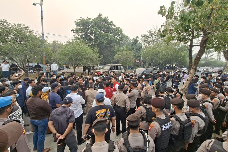 Antrean BBM Mengular, Warga Palangka Raya Geruduk Kantor Pertamina