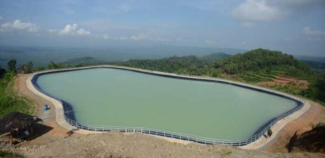 Embung Nglanggeran di Desa Nglanggeran, Patuk, Gunung Kidul, DI Yogyakarta, Kamis (25/4/2013). Tempat penampungan air dari mata air di Gunung Api Purba Nglanggeran itu untuk mengairi Kebun Buah Nglanggeran seluas 20 hektar, tempat budidaya buah durian dan kelengkeng. Embung ini juga untuk menambah daya tarik kawasan wisata Gunung Api Purba Nglanggeran