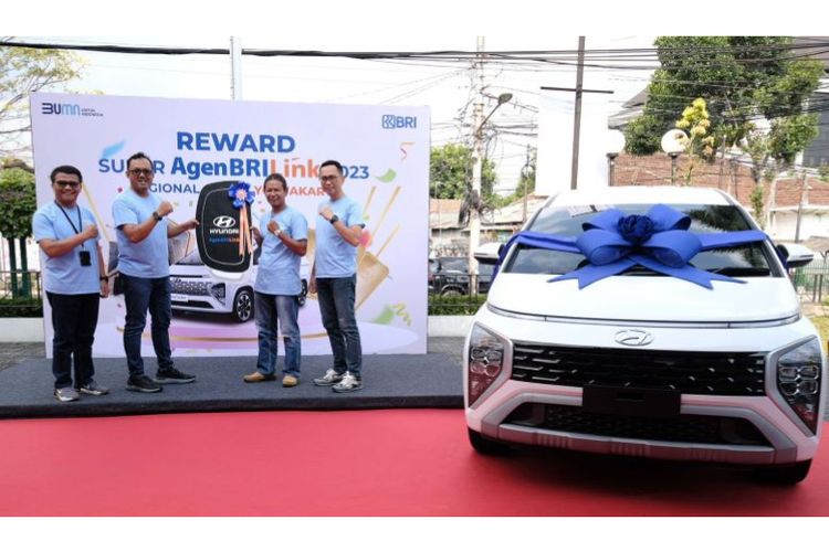 Direktur Bisnis Mikro BRI Supari memberikan penghargaan satu unit Hyundai Stargazer kepada pemenang utama dalam program Super Agen BRILink di Yogyakarta, Rabu (8/5/2024). 