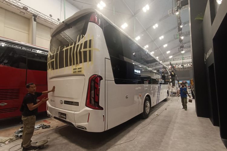 Bus baru Legacy SR3 Suites dengan mesin depan buatan Karoseri Laksana