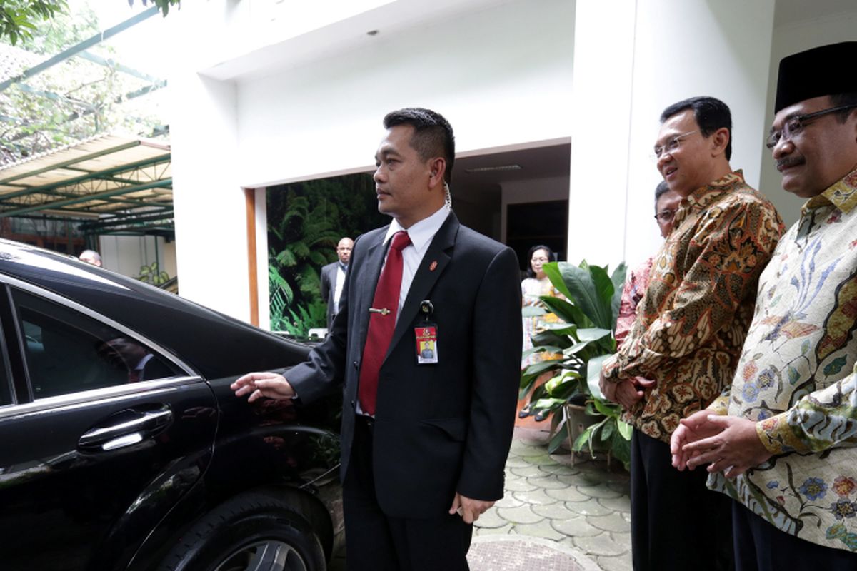 Presiden Afrika Selatan, Jacob Zuma (di dalam mobil) meninggalkan kediaman mantan Presiden Kelima RI Megawati Soekarnoputri disaksikan Gubernur dan Wakil Gubernur non aktif DKI Jakarta, Basuki Tjahaja Purnama (Ahok) dan Djarot Saiful Hidayat di Jalan Teuku Umar, Menteng, Jakarta Pusat, Rabu (8/3/2017). Jacob Zuma mengunjungi Megawati Soekarnoputri membahas hubungan pemerintahan, ekonomi, dan kerjasama partai politik. KOMPAS IMAGES/KRISTIANTO PURNOMO

