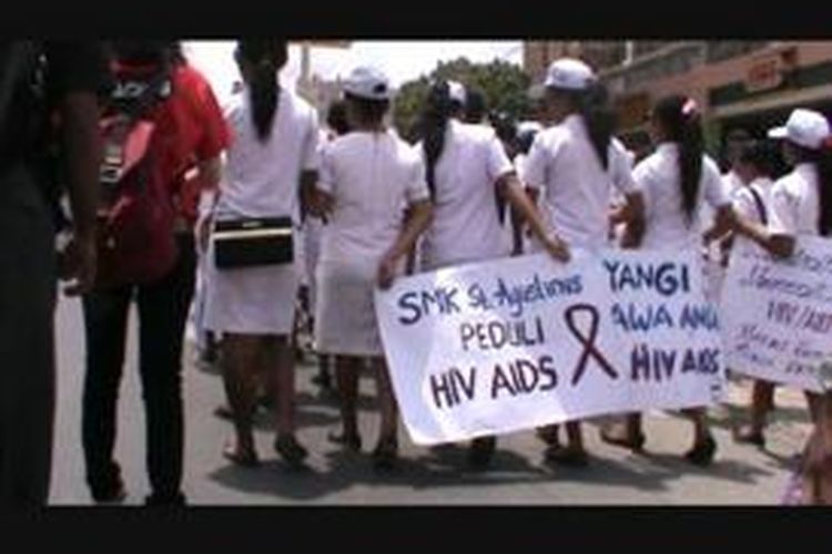 Para siswa SMK Santo Agustinus Kefamenanu jalan mundur dalam rangka memperingati hari AIDS sedunia
