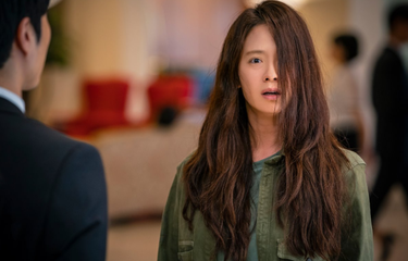 Song Ji Hyo dalam serial komedi romantis Lovely Horribly (2018).