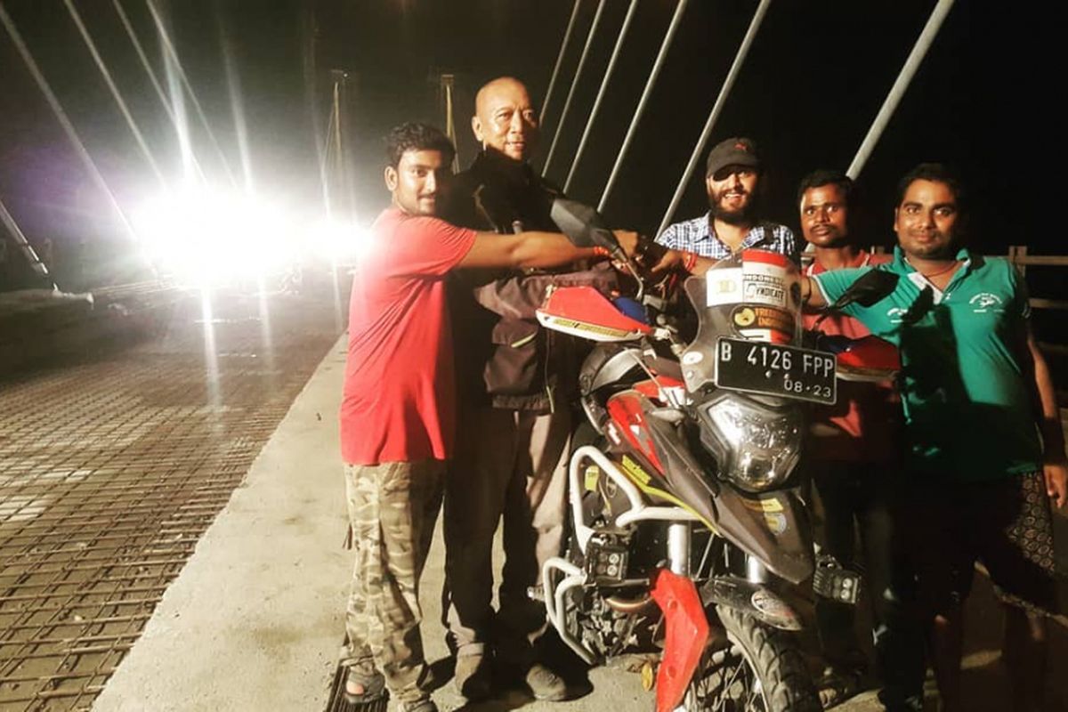 Biker Indonesia yang sedang dalam misi mencapai Himalaya, Gunadi (41) berfoto bersama sejumlah warga di salah satu daerah yang dilewatinya di India.