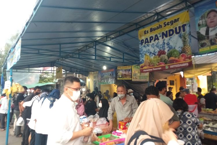 Suasana Pasar Takjil Bendungan Hilir, Jakarta Pusat, saat bulan Ramadhan ramai dikunjungi pembeli dan terdapat berbagai macam pedagang makanan dan minuman.