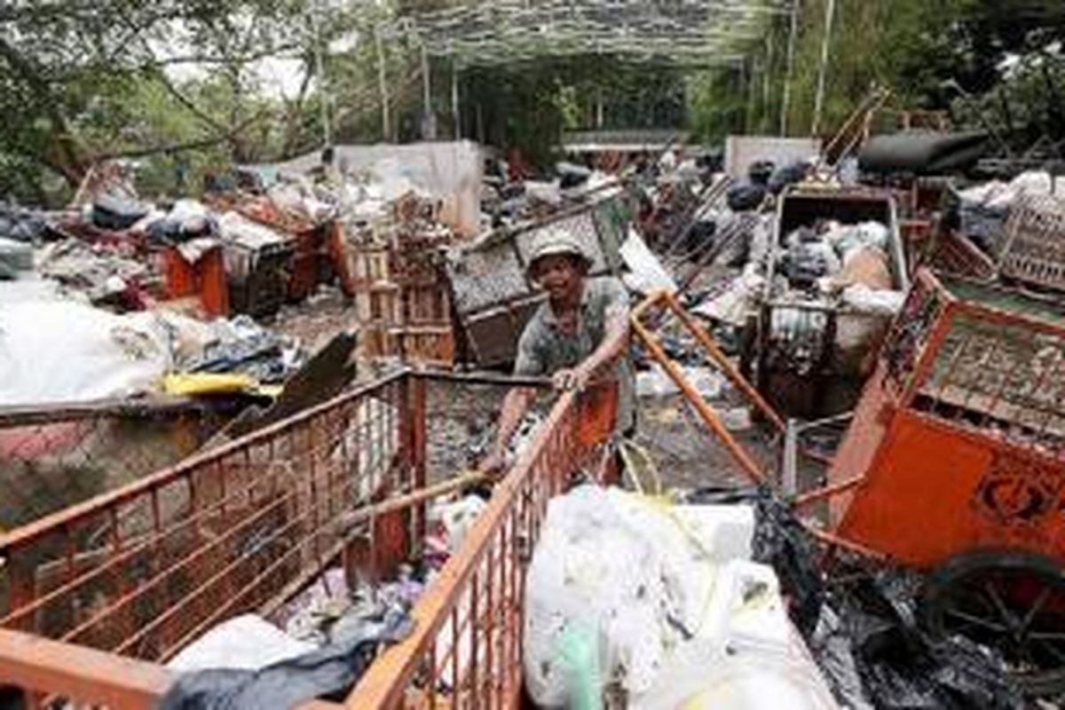 Gerobak-gerobak bermuatan sampah menumpuk di Tempat Pembuangan Sementara (TPS) Kebon Baru, Tebet, Jakarta Selatan, Selasa (3/11).