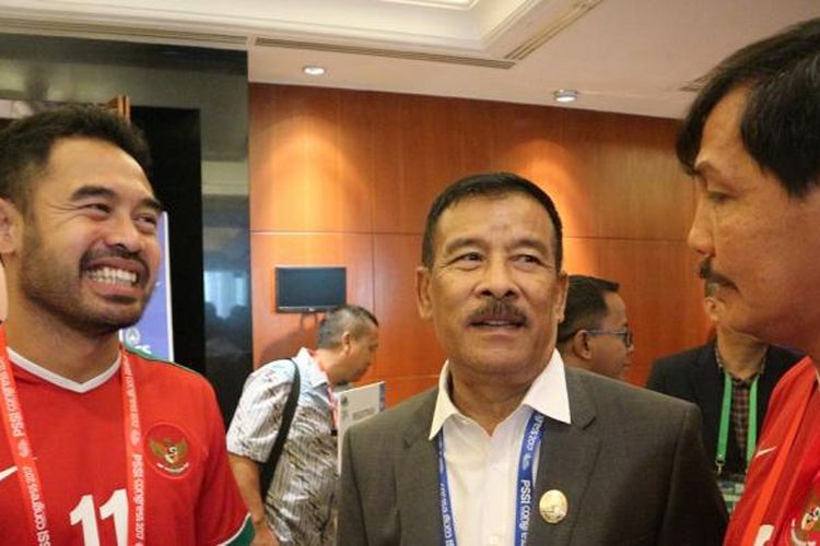 Ponaryo Astaman, Umuh Muchtar, dan Ricky Yacobi berbincang jelang Kongres PSSI di Hotel Aryaduta Bandung, Minggu (8/1/2017). 