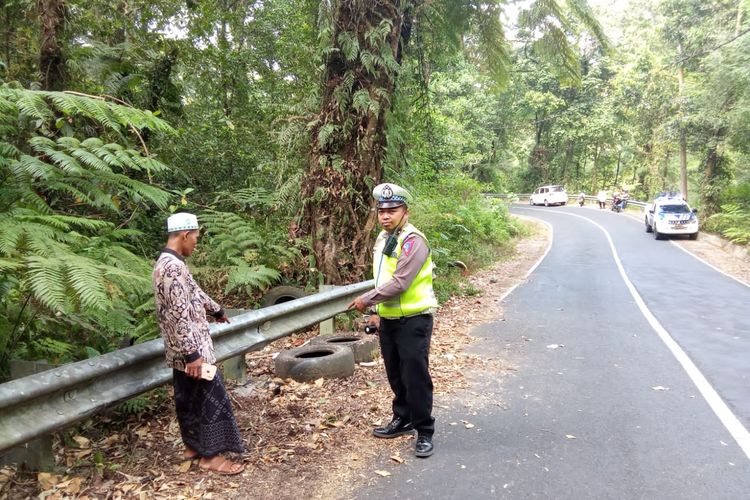 Polisi saat olah TKP setelah tiga orang pelajar mengalami kecelakaan tunggal di jalur menuju Taman Wisata Alam (TWA) Kawah Gunung Ijen Banyuwangi, Jawa Timur.