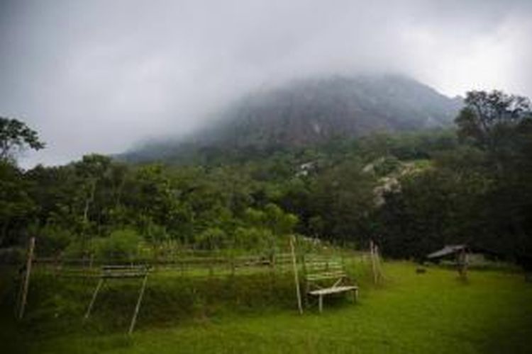 Kabut menggantung di puncak Gunung Parang terlihat dari area wisata alam Badega Gunung Parang, Kampung Cihuni, Desa Sukamulya, Kecamatan Tegalwaru, Purwakarta, Jawa Barat, Jumat (27/2/2015).