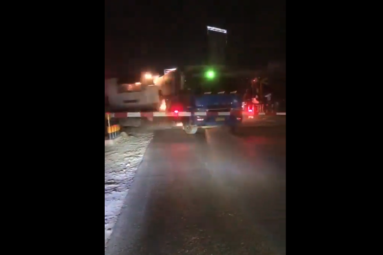 Tangkapan layar video KA Putri Deli menabrak sebuah truk di perlintasan sebidang di Perbaungan, Serdang Bedagai, Sumatera Utara pada Selasa (19/3/2/2024) malam.