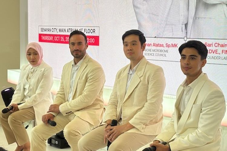 Dari kiri ke kanan dr. Sari Chairunnisa., Sp.DVE, founder LABORE, dr. Luke Maxfield, selaku LABORÈ Derma Advisory Global Council; dr. FX Clinton., Sp.DVE, selaku LABORÈ Derma Council; dan dr. Ayman Alatas, Sp.MK , pada saat Press Conference LABORÈ DERMALAB: The 1st Skin MCU (Microbiome Check-Up) in Southeast Asia, di Jakarta (30/10). 
