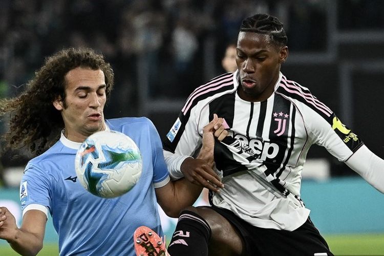 Penyerang Kanada Juventus #30 Jonathan David (kanan) berebut bola dengan gelandang Prancis Lazio #0 8 Matteo Guendouzi selama pertandingan sepak bola Serie A Liga Italia antara Lazio vs Juventus di stadion Olimpiade di Roma pada 26 Oktober 2025. (Foto oleh Isabella BONOTTO / AFP)