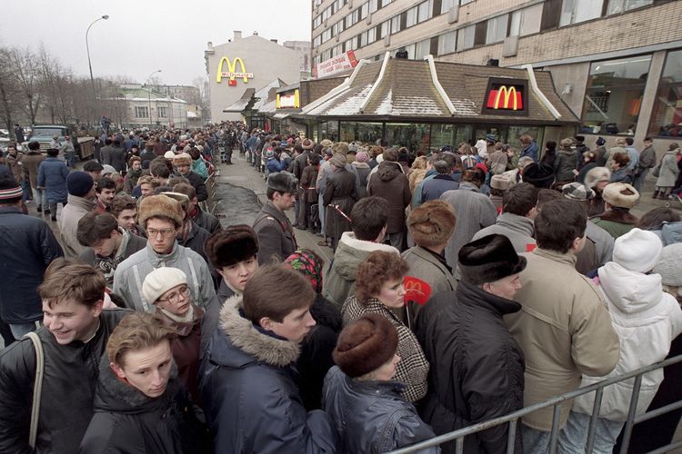Ratusan warga Moskwa mengantre saat restoran McDonald's pertama di Uni Soviet dibuka pada Rabu (31/1/1990). McDonald's adalah restoran cepat saji pertama Amerika yang buka di Uni Soviet setelah runtuhnya Tembok Berlin. Pada Selasa (8/3/2022) McDonald's menutup 850 restorannya di Rusia atas tanggapan invasi ke Ukraina.