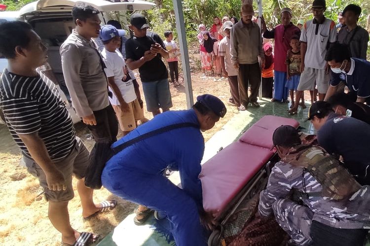 Foto: Mayat korban ditemukan meninggal saat tenggelam di Pantai Labuhan Merak Situbondo Provinsi Jawa Timur.