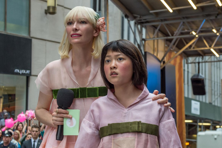 Tilda Swinton dan Seo Hyun Ahn dalam Okja (2017).