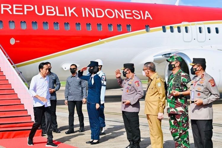 Presiden RI Joko Widodo (Jokowi) saat tiba di Bandara Internasional Supadio, Kabupaten Kubu Raya, Kalimantan Barat, Selasa (29/11/2022). 