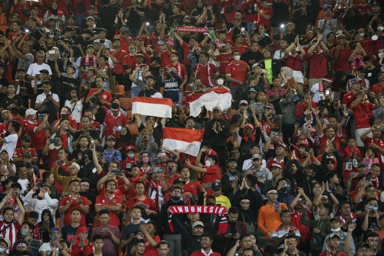 Suporter timnas Indonesia yang datang langsung memadati Stadion Pakansari, Bogor, dalam laga FIFA Matchday antara Indonesia vs Curacao, Selasa (27/9/2022).
