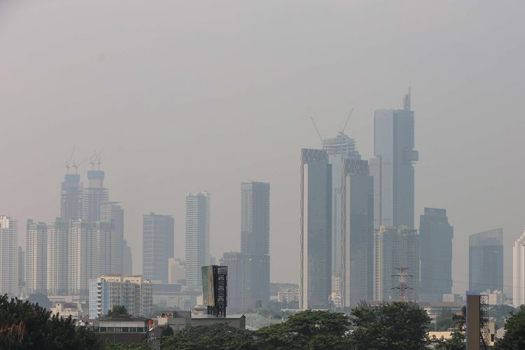 Pakai Masker di Luar Ruangan, Udara Jakarta Selasa Sore Masuk Kategori Tidak Sehat