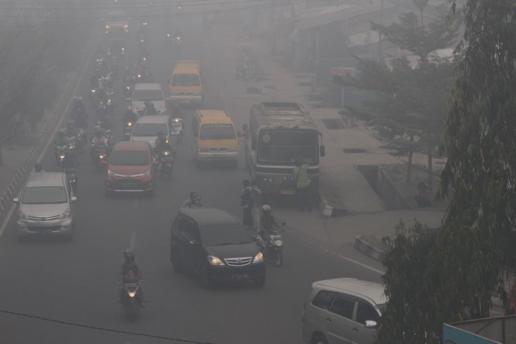Palembang diselimuti kabut asap tebal akibat kebakaran hutan dan lahan, Senin (14/10/2019).