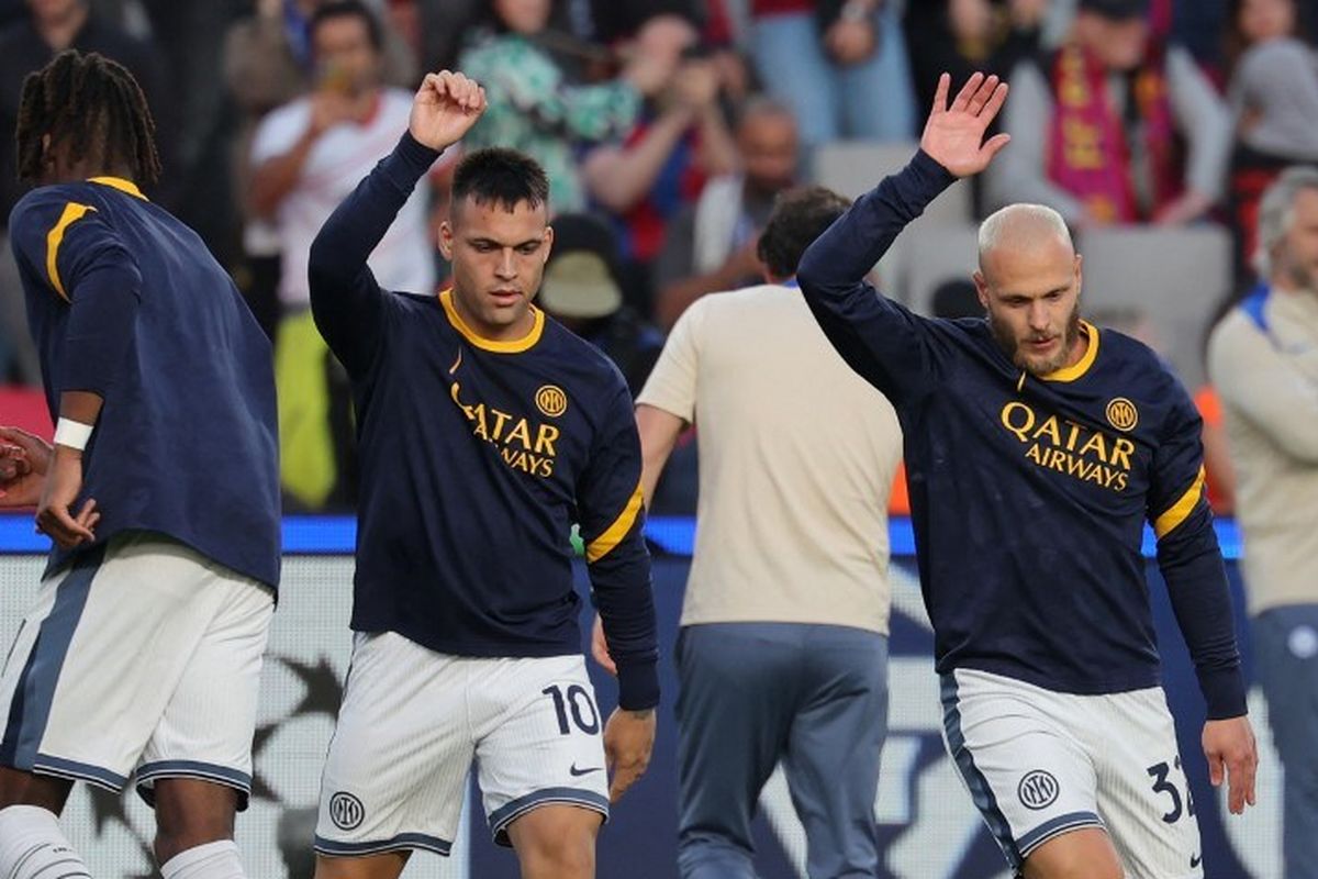 Penyerang Inter Milan Lautaro Martinez dan bek Federico Dimarco melakukan pemanasan sebelum pertandingan leg pertama semifinal Liga Champions UEFA antara FC Barcelona dan Inter Milan di Estadi Olimpic Lluis Companys di Barcelona pada tanggal 30 April 2025. (Foto oleh LLUIS GENE / AFP)
