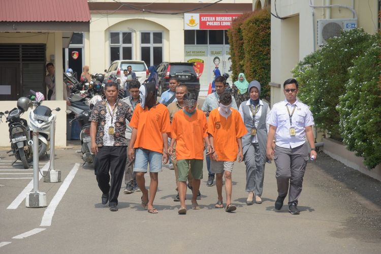 Polisi membawa pelajar yang menjadi begal di Mapolres Lhokseumawe, Kamis (14/11/2019)