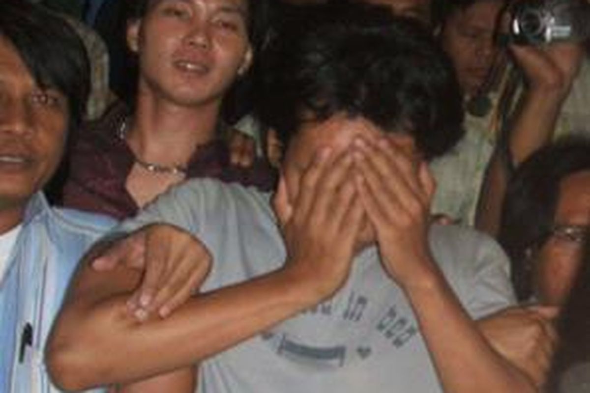 Ryan (menutup wajah)